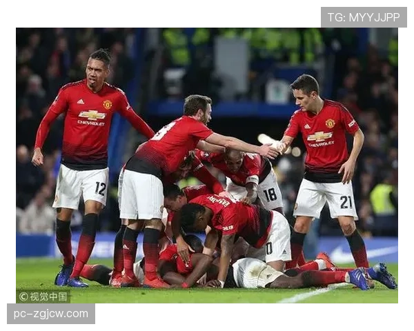 库尼亚破门后指向看台，斯坦福桥球场陷入沉寂